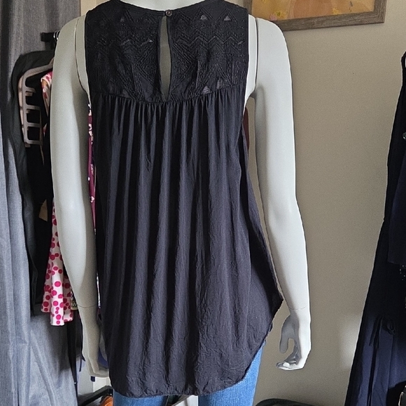 Wilfred Silk & Lace Boho Style Black Sleeveless Blouse w High-Low Hem - Picture 4 of 6